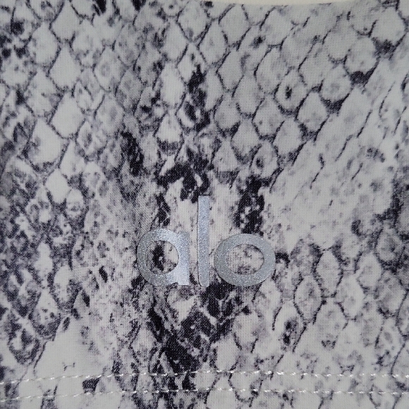 Alo Snakeskin Print Sports Bra Size Small EUC - Picture 3 of 4